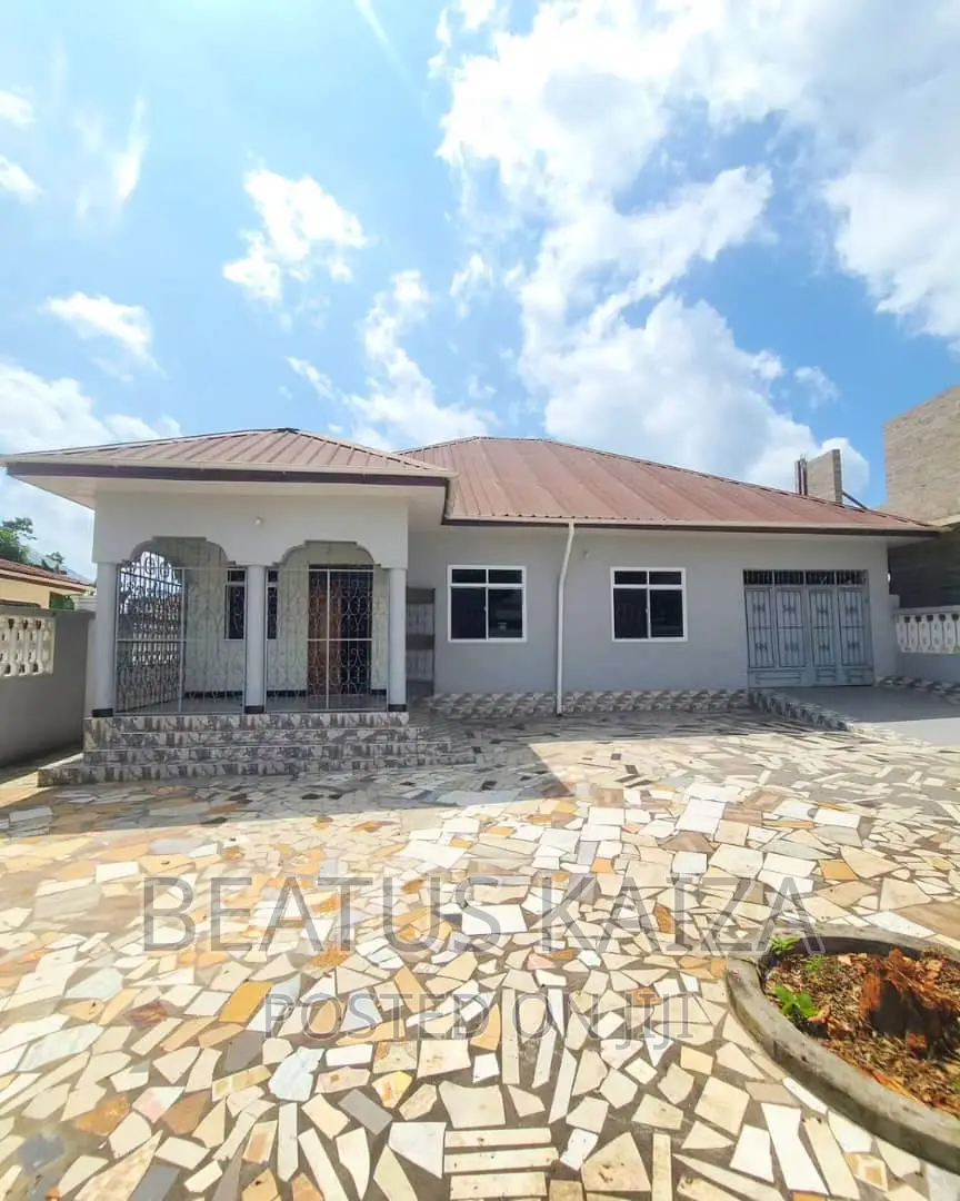 4bdrm Bungalow in Kinyerezi Shule, Tabata for rent