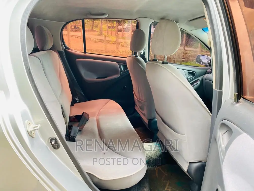 Toyota Vitz 2006 Silver