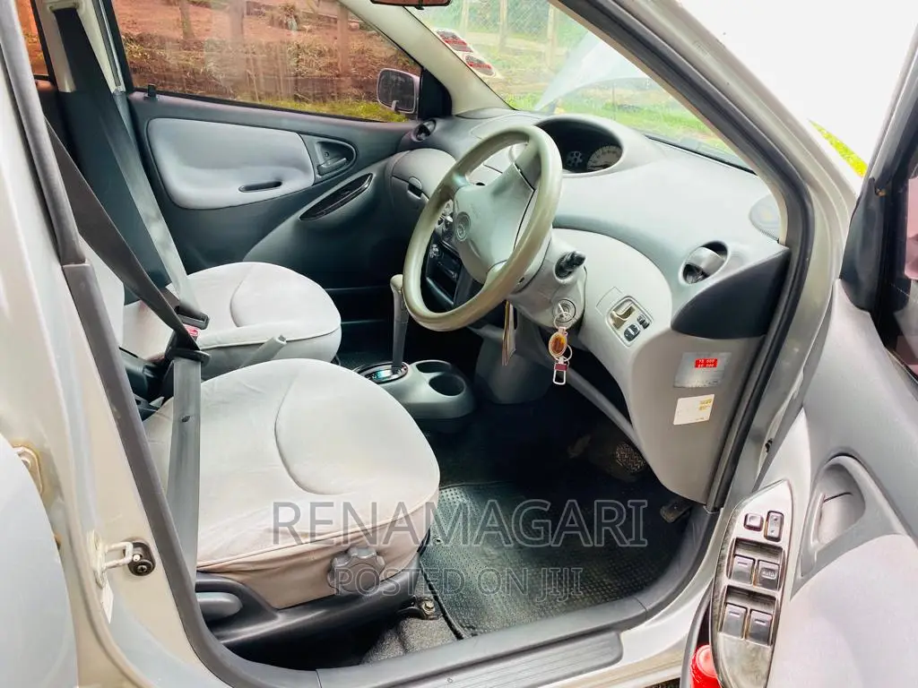 Toyota Vitz 2006 Silver