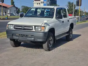 Toyota Hilux 2004 White