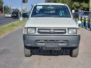 Toyota Hilux 2004 White