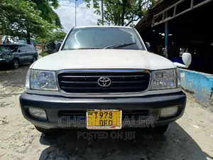 Toyota Land Cruiser 2005 White