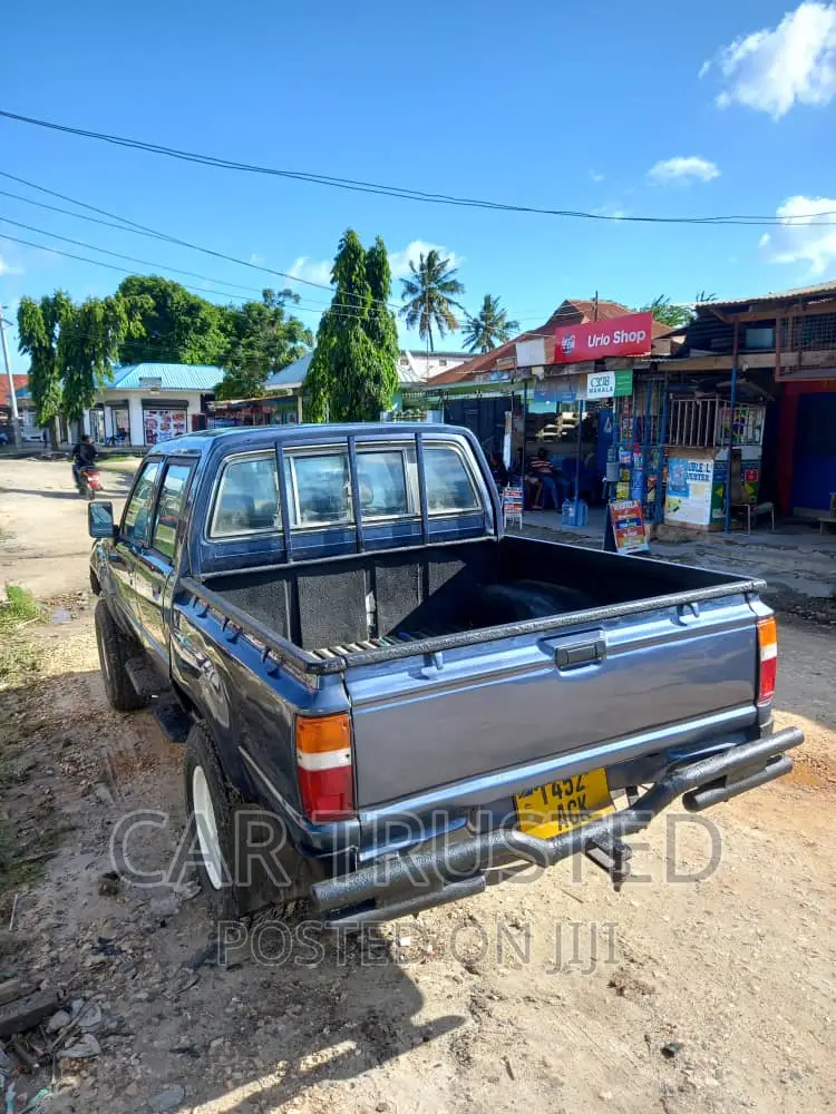 Toyota Hilux 1999 Blue