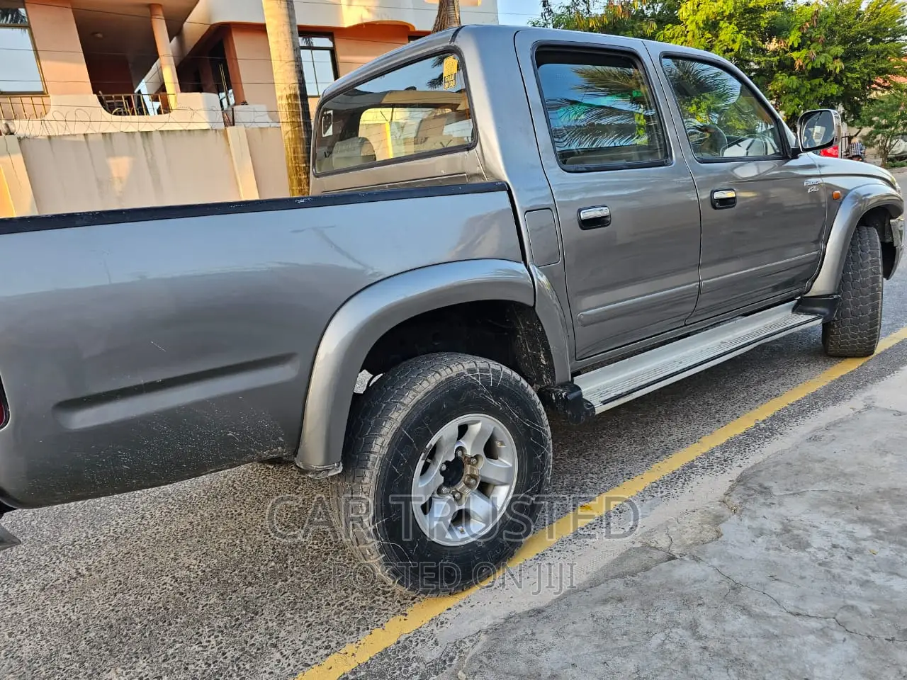 Toyota Hilux 2003 Gray