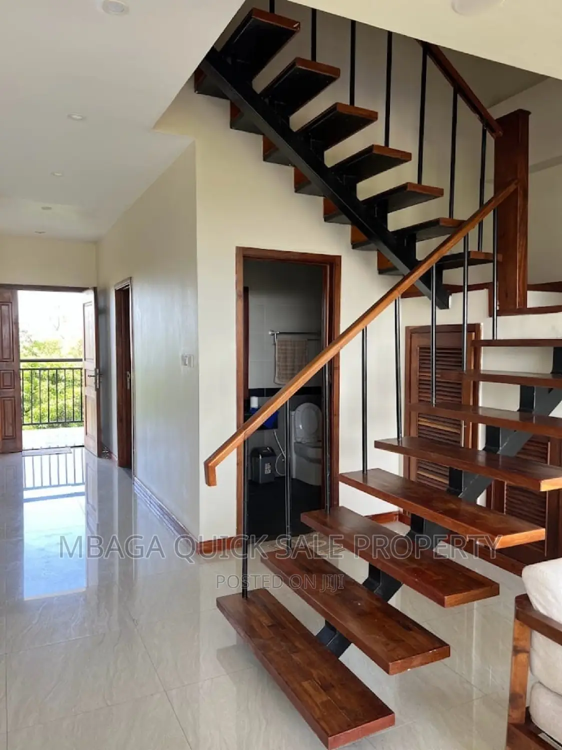 20bdrm Apartment in Oyster Bay for sale
