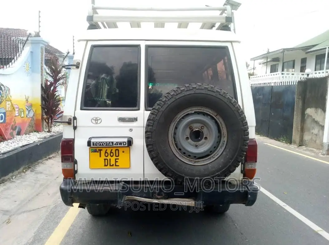 Toyota Land Cruiser 2004 White
