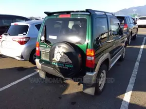 Mitsubishi Pajero 2000 Green