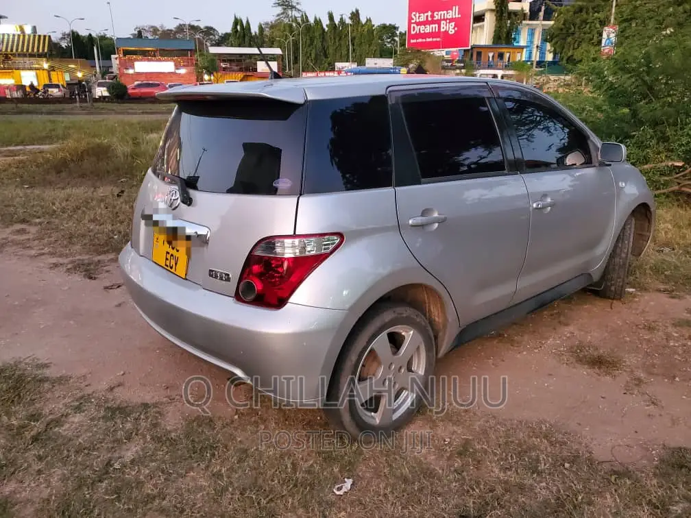 Toyota IST 2004 Silver