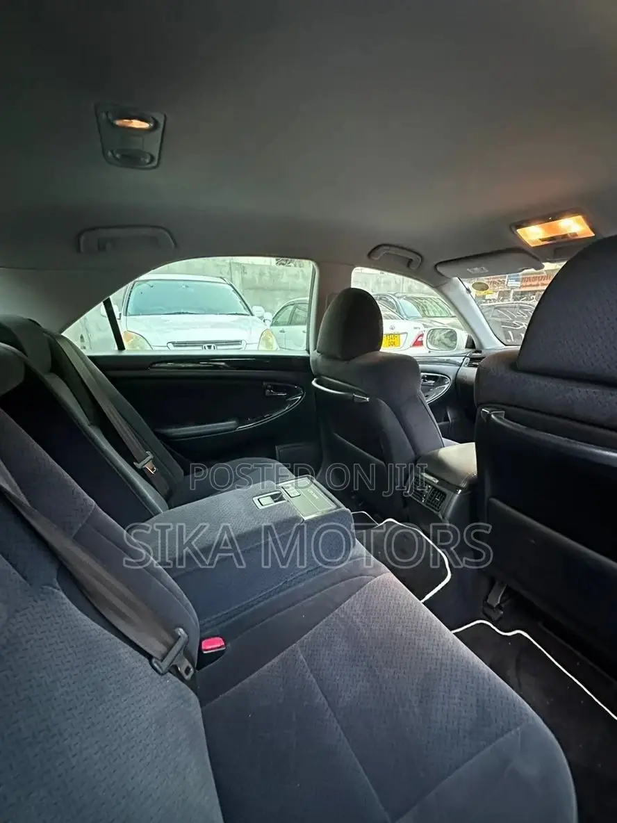 Toyota Crown 2006 White