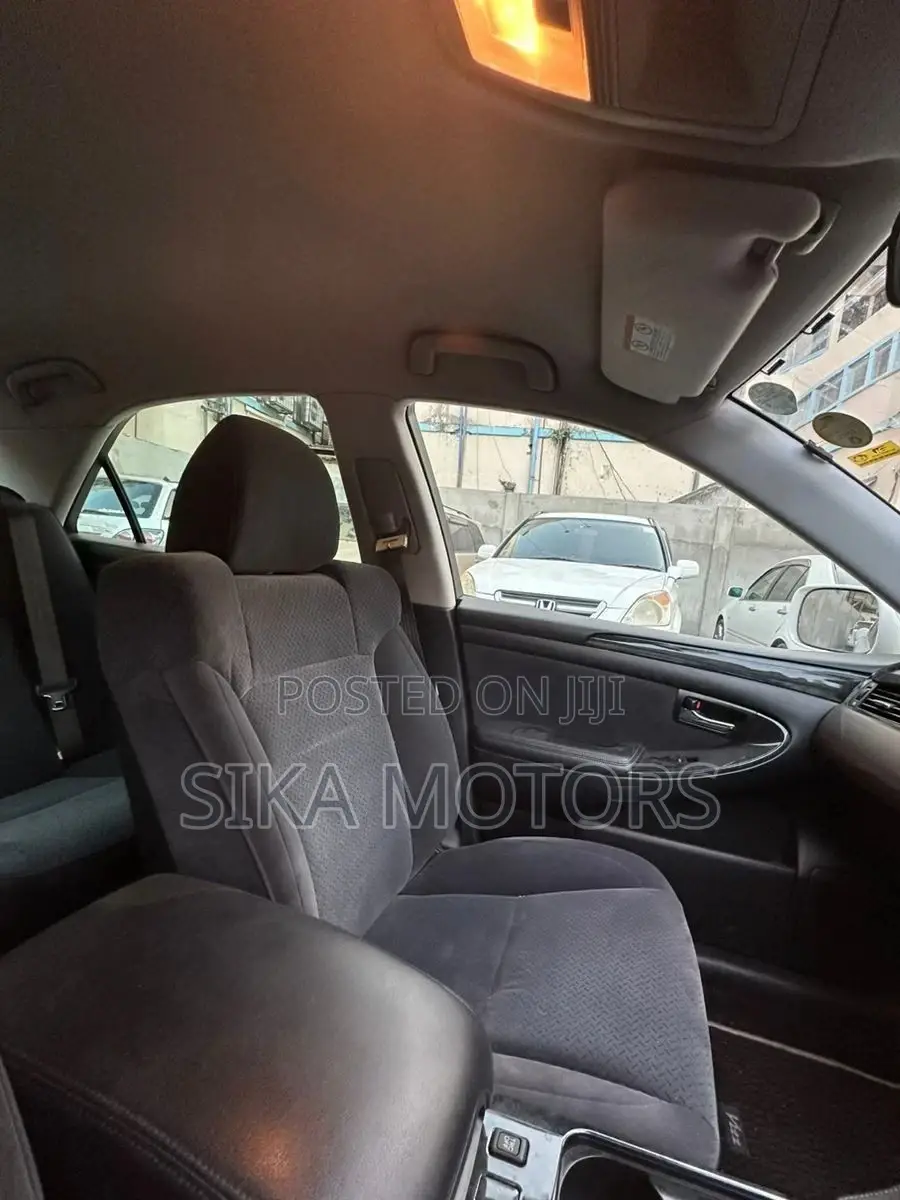 Toyota Crown 2006 White