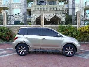Toyota IST 2002 Gold