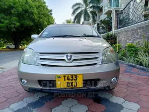 Toyota IST 2002 Gold