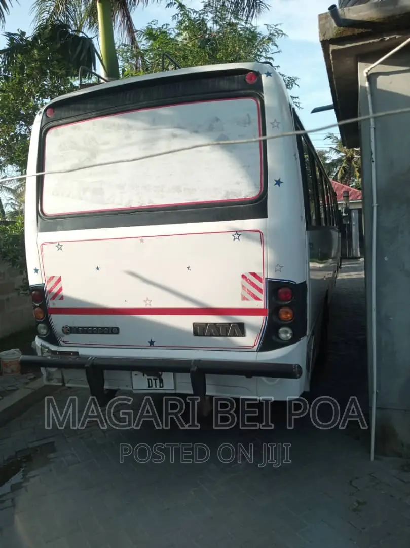 Tata Starbus Ultra Skool 2004 White