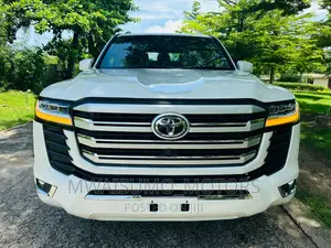 Toyota Land Cruiser 2022 White