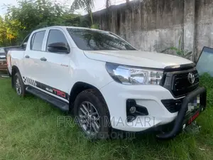 Photo - Toyota Hilux 2019 White