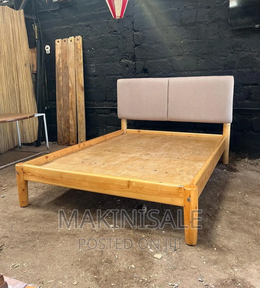 Kitanda Pine Na Sofa Mbele
