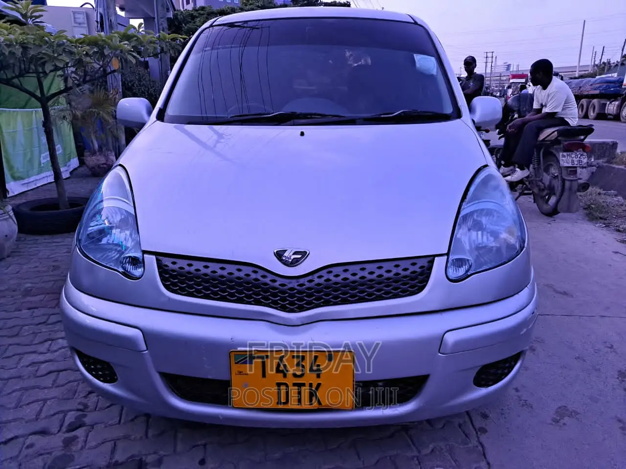 Toyota Fun Cargo 2004 Silver