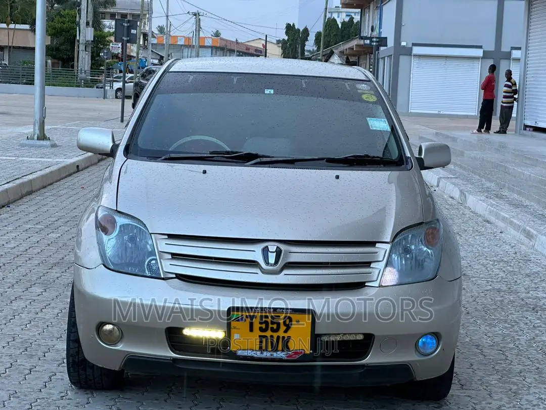 Toyota IST 2006 Gold
