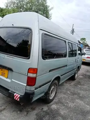 Toyota HiAce 2000 Silver