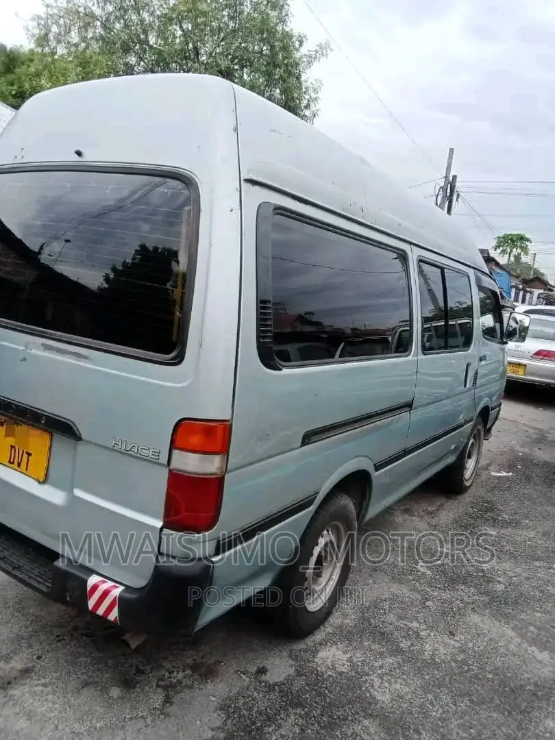 Toyota HiAce 2000 Silver