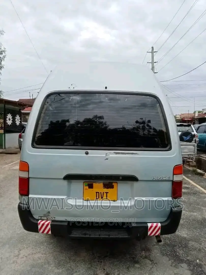 Toyota HiAce 2000 Silver