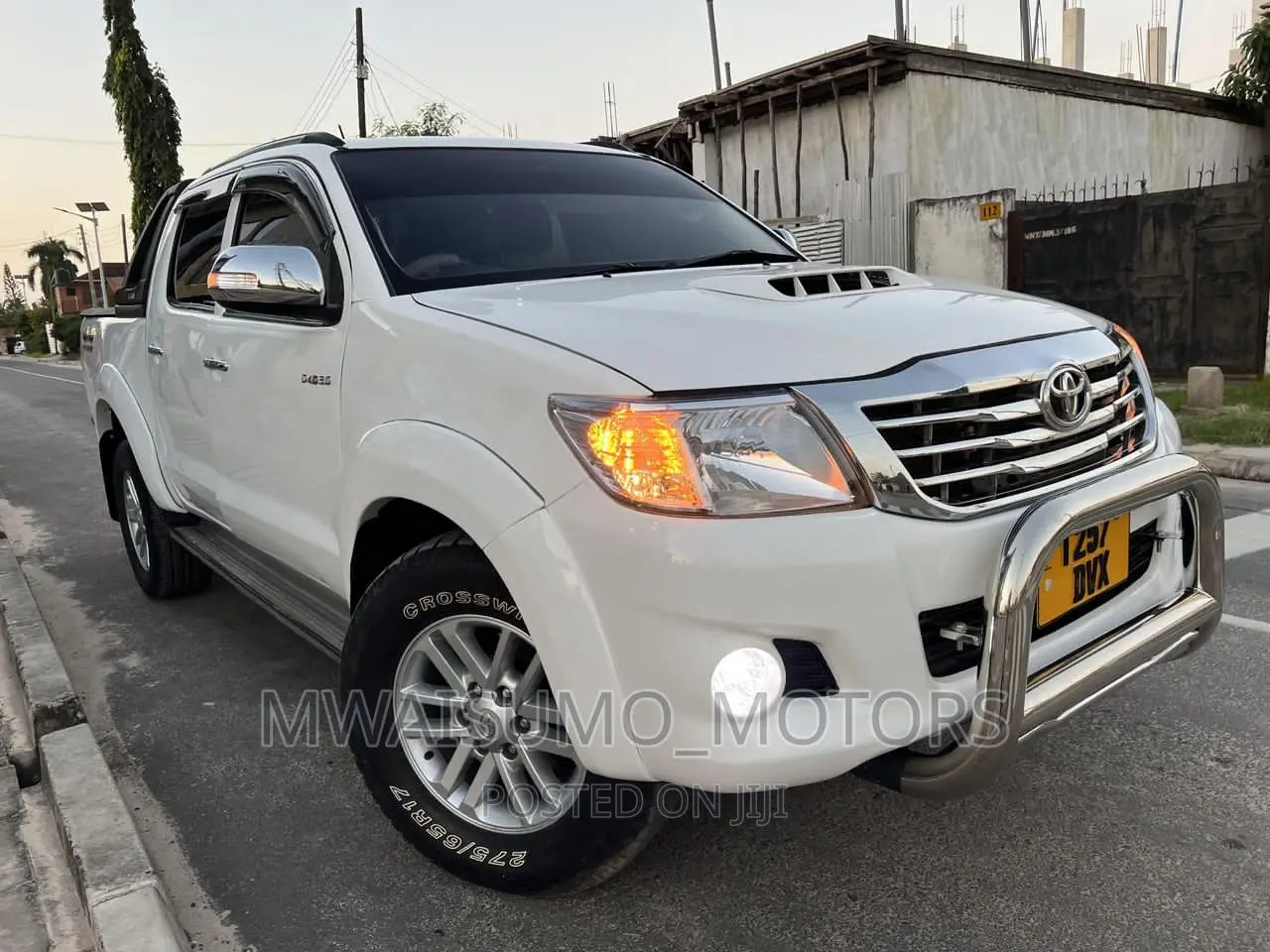 Toyota Hilux 2013 White