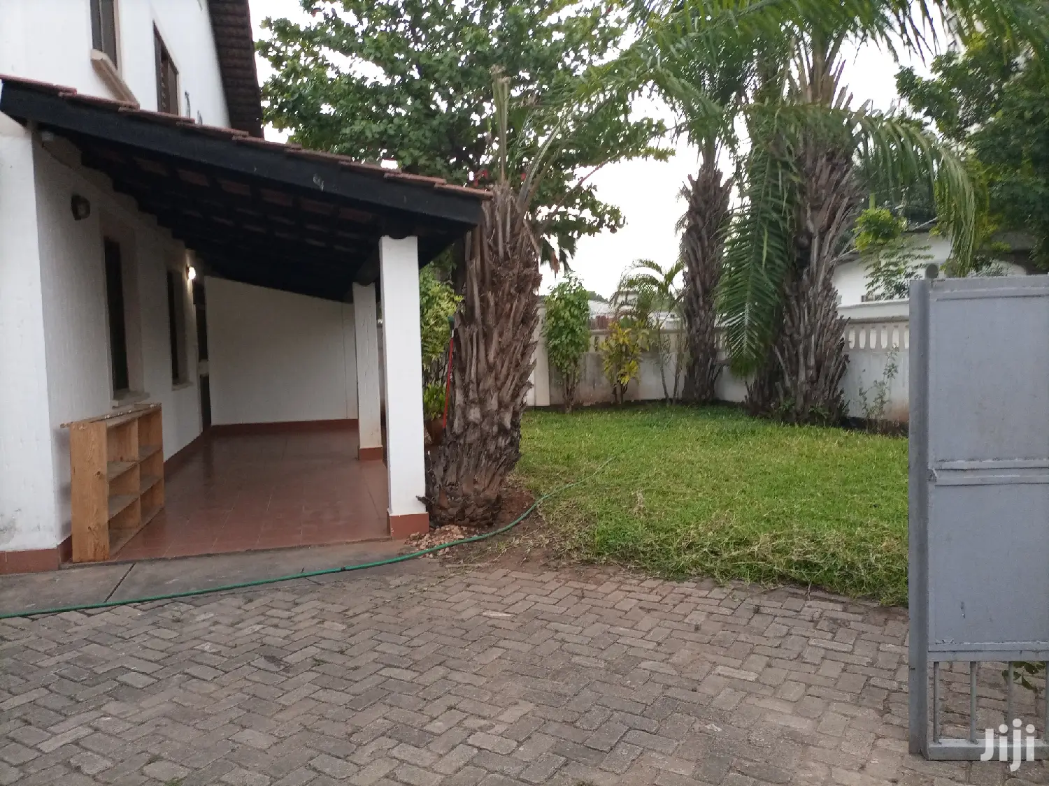 4 Bedrooms, Living Room, Dinning,2master & 2public Toilets