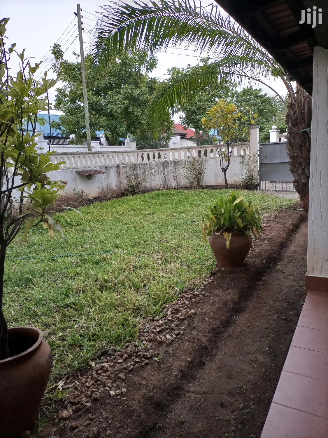 4 Bedrooms, Living Room, Dinning,2master & 2public Toilets