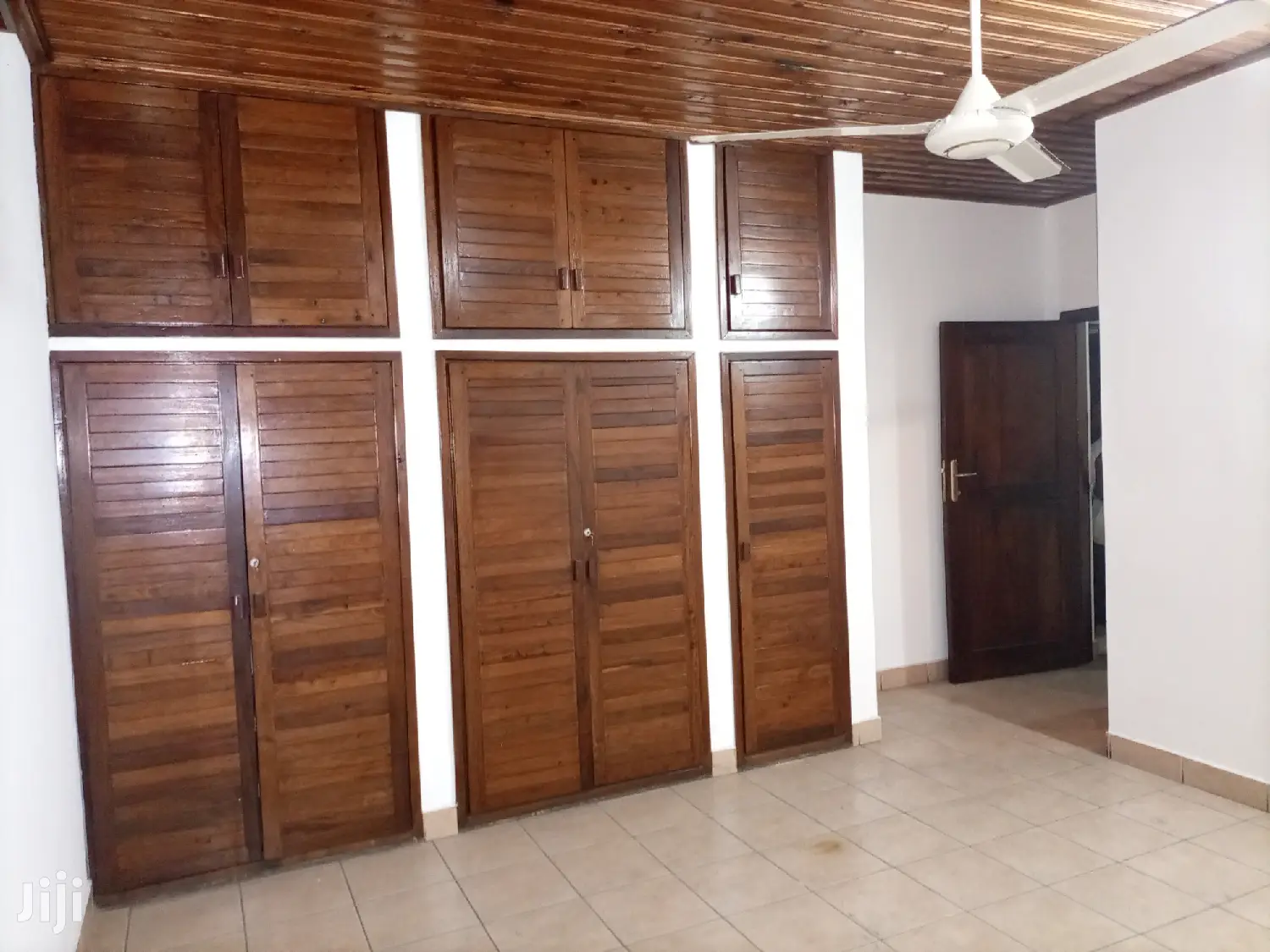 4 Bedrooms, Living Room, Dinning,2master & 2public Toilets