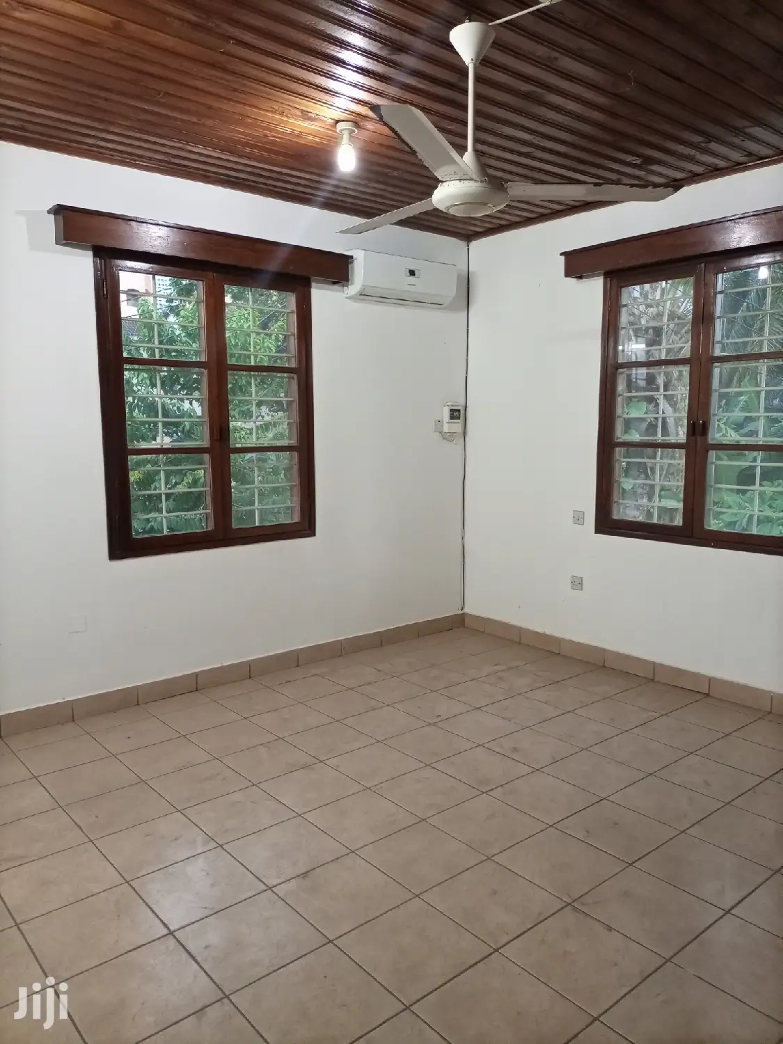 4 Bedrooms, Living Room, Dinning,2master & 2public Toilets