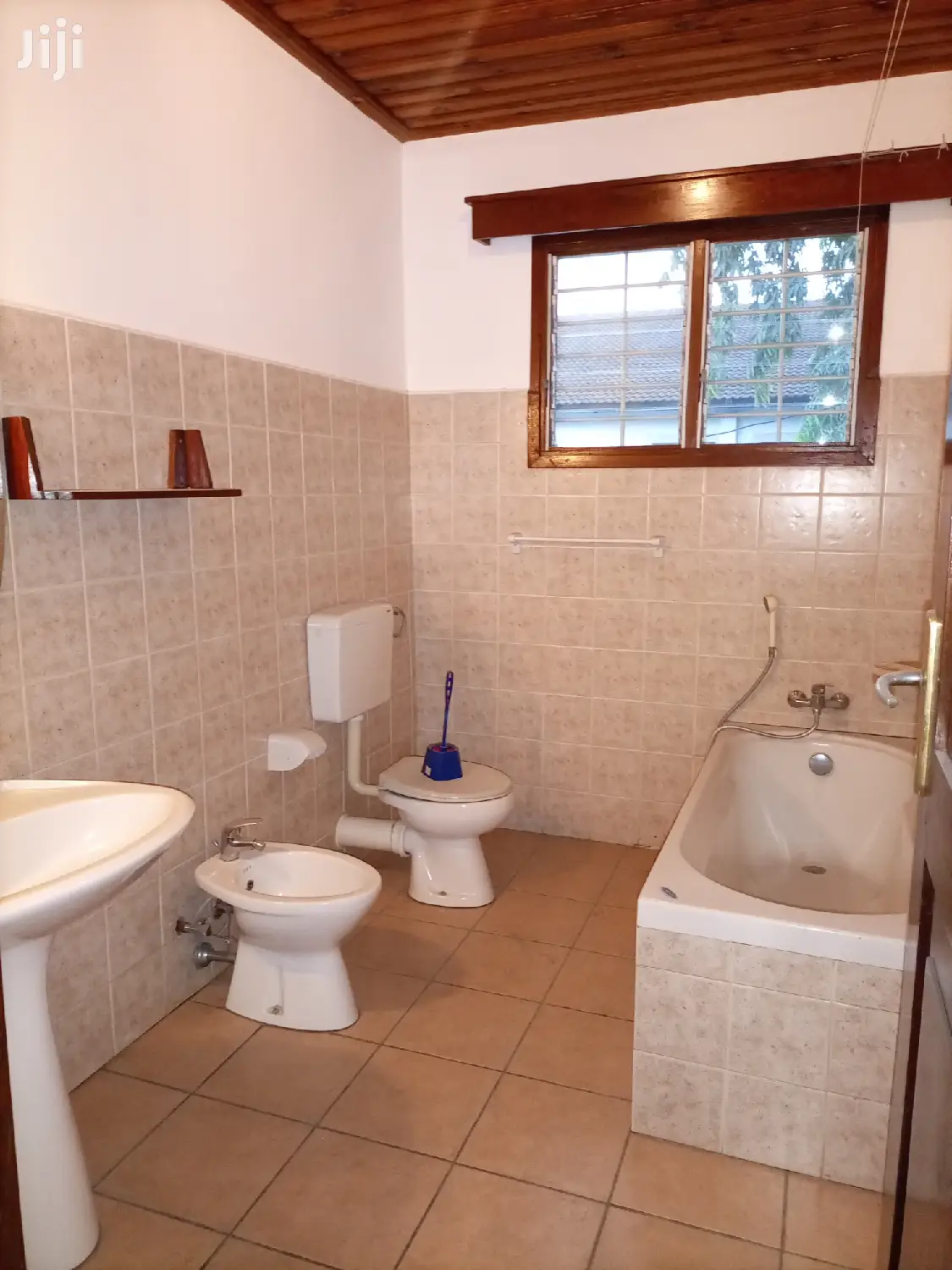 4 Bedrooms, Living Room, Dinning,2master & 2public Toilets