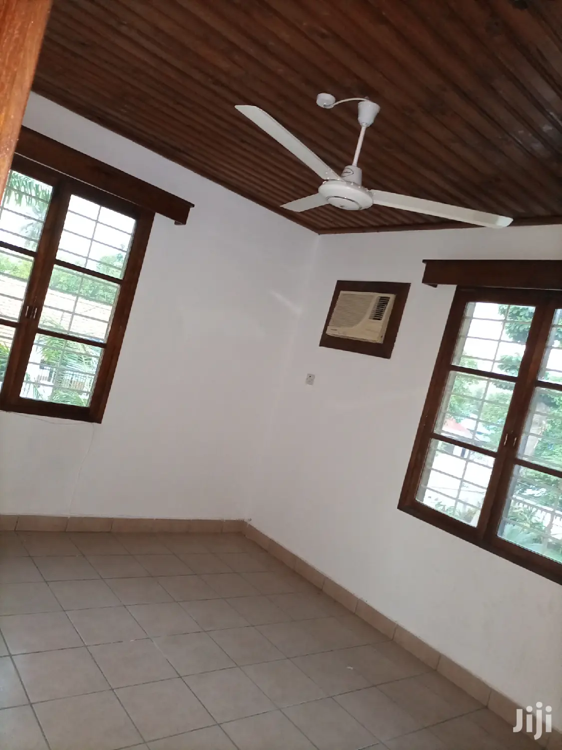 4 Bedrooms, Living Room, Dinning,2master & 2public Toilets
