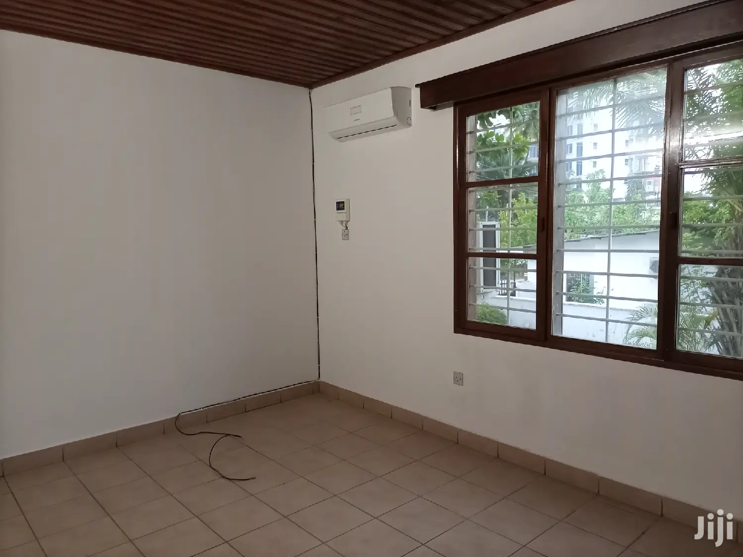 4 Bedrooms, Living Room, Dinning,2master & 2public Toilets