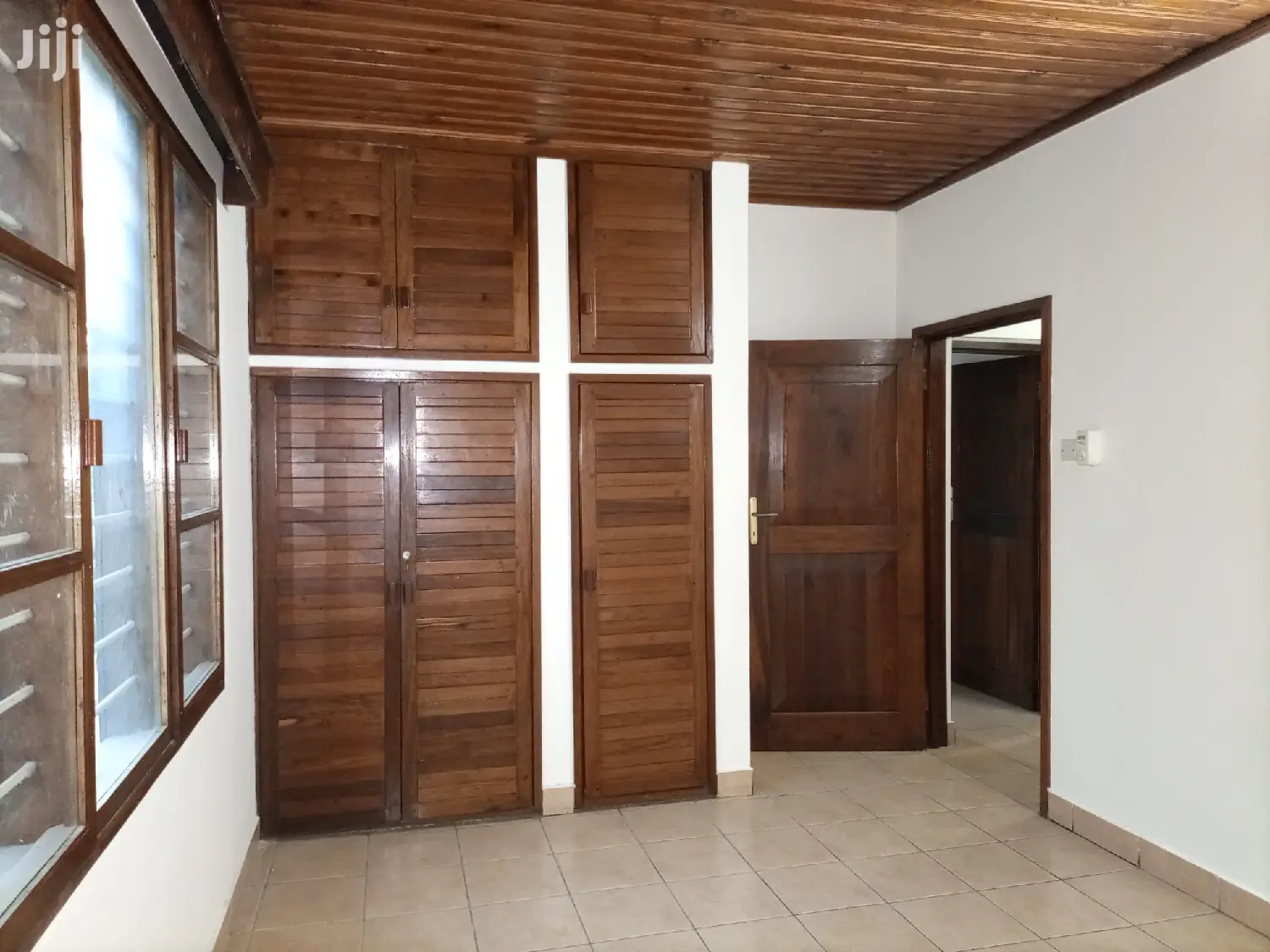 4 Bedrooms, Living Room, Dinning,2master & 2public Toilets