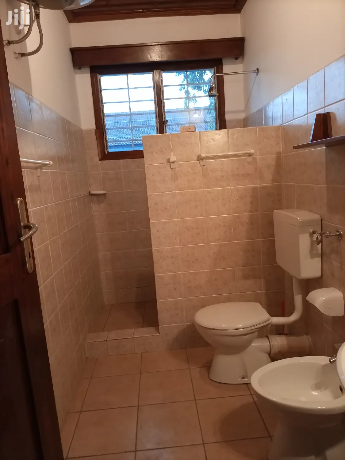 4 Bedrooms, Living Room, Dinning,2master & 2public Toilets
