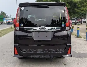 Toyota Noah 1.8 FWD Hybrid (7 seater) 2015 Black