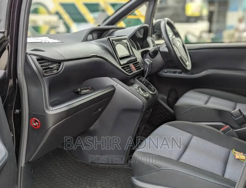 Toyota Noah 1.8 FWD Hybrid (7 seater) 2015 Black