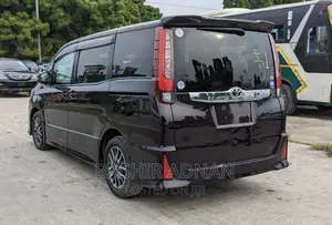 Toyota Noah 1.8 FWD Hybrid (7 seater) 2015 Black