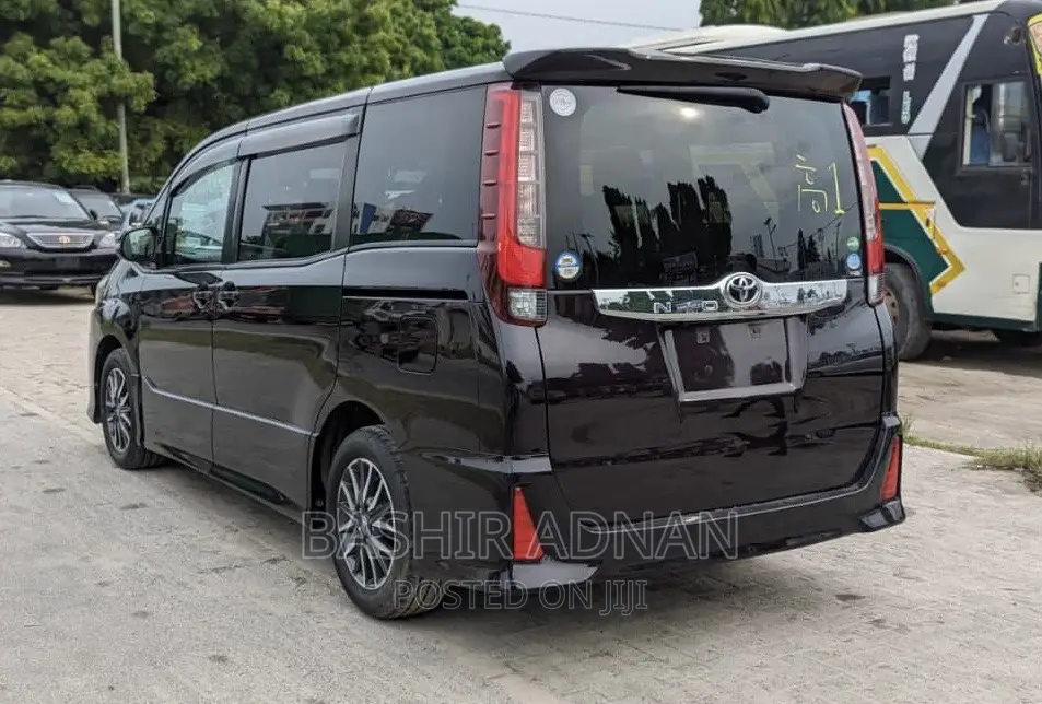 Toyota Noah 1.8 FWD Hybrid (7 seater) 2015 Black