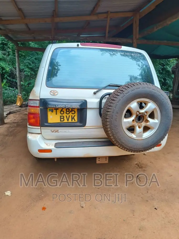 Toyota Land Cruiser 2002 White