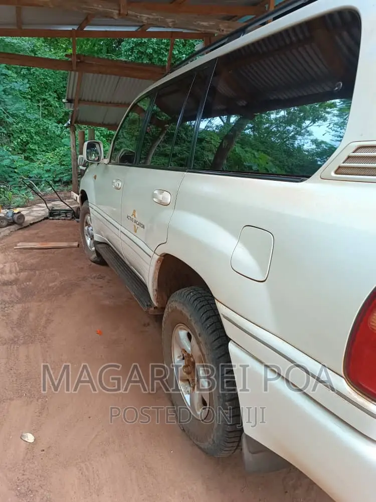 Toyota Land Cruiser 2002 White
