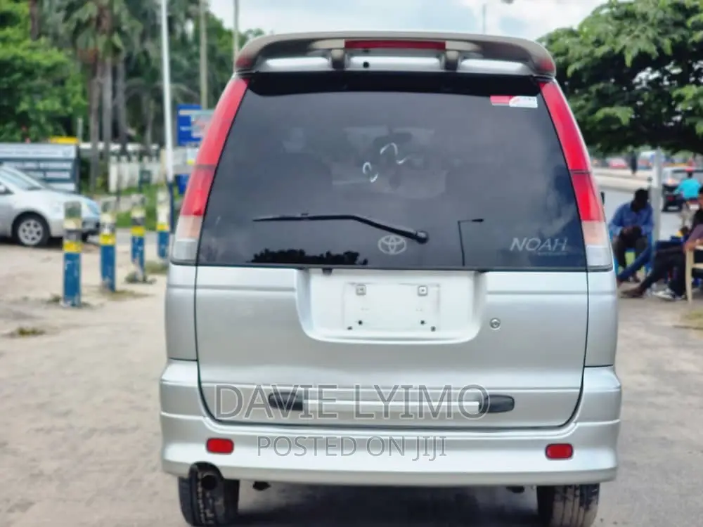 Toyota Noah 2.0 AWD (8 Seater) 2001 Silver