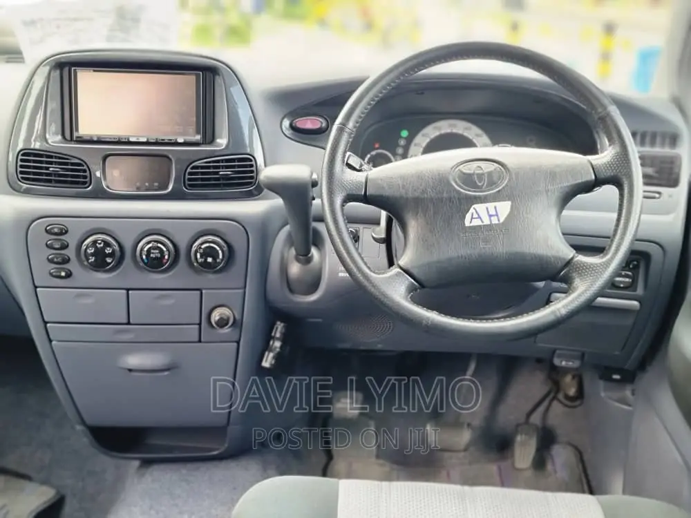 Toyota Noah 2.0 AWD (8 Seater) 2001 Silver