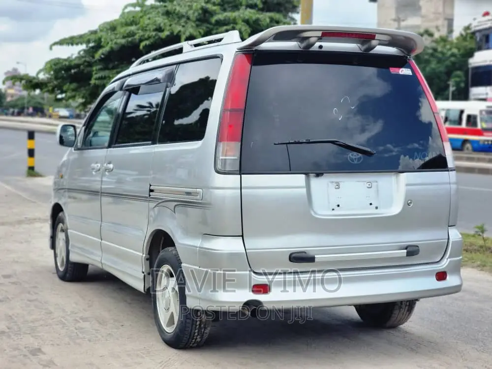 Toyota Noah 2.0 AWD (8 Seater) 2001 Silver