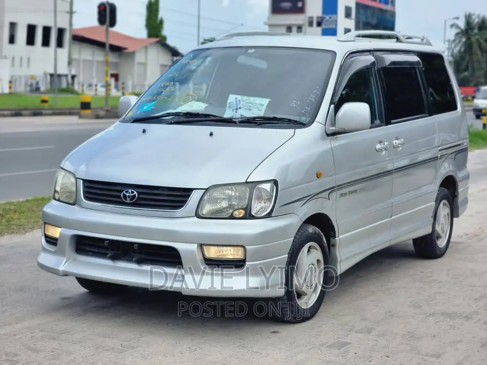 Toyota Noah 2.0 AWD (8 Seater) 2001 Silver