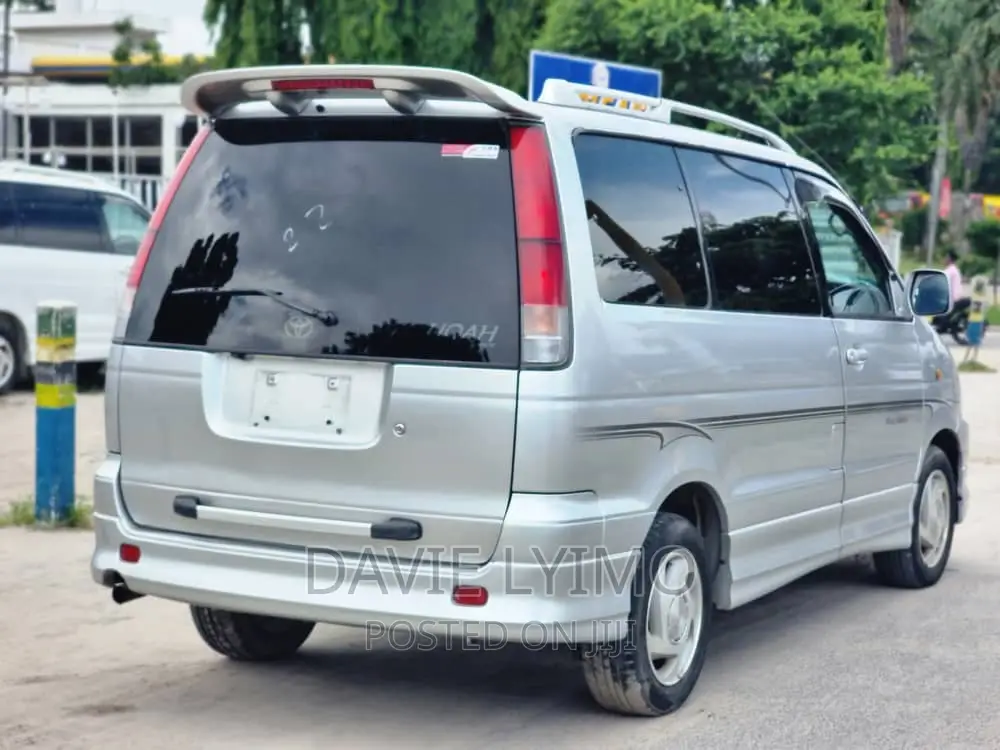 Toyota Noah 2.0 AWD (8 Seater) 2001 Silver