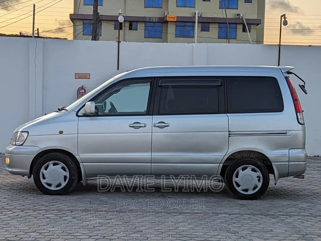 Toyota Lite-Ace 2000 Pearl