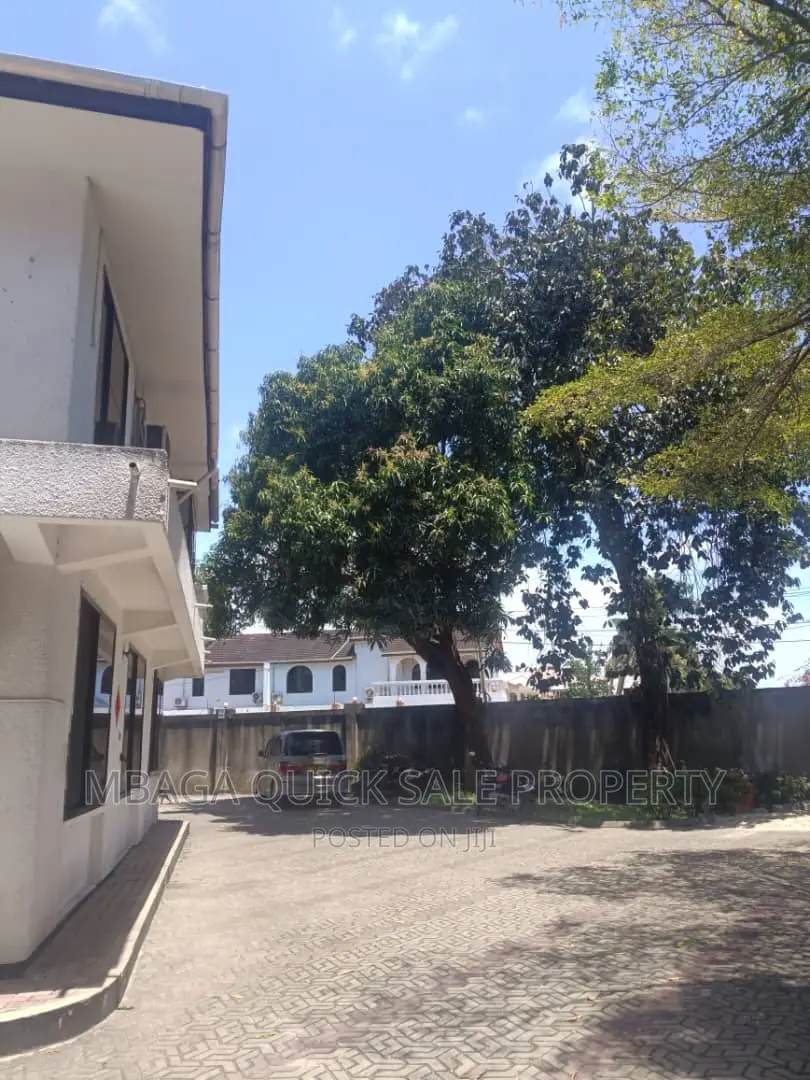 14bdrm House in Mikocheni for sale