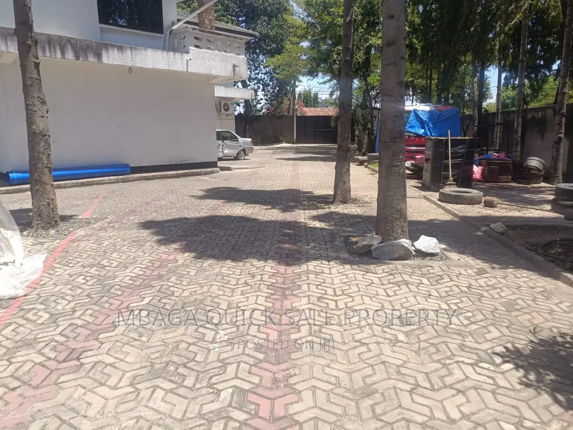 14bdrm House in Mikocheni for sale