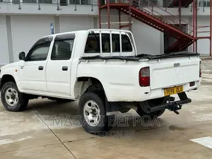 Toyota Hilux 2001 White